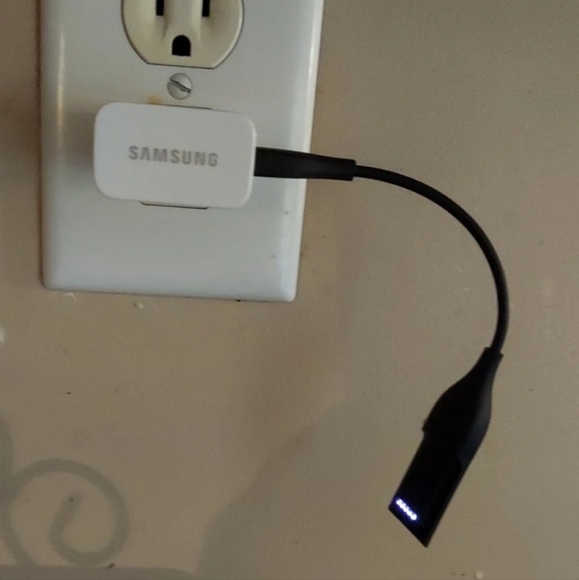 Fitbit bands bundle LG & SM with charger GUC - Picture 5 of 10